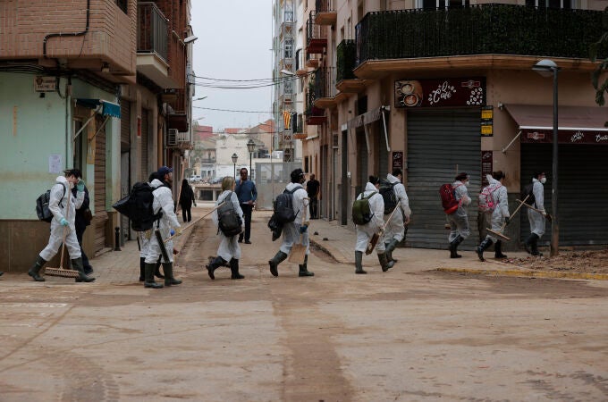 Continúan las labores de limpieza en las localidades valencianas afectadas por la dana