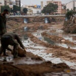 Continúan las labores de limpieza en las localidades valencianas afectadas por la dana