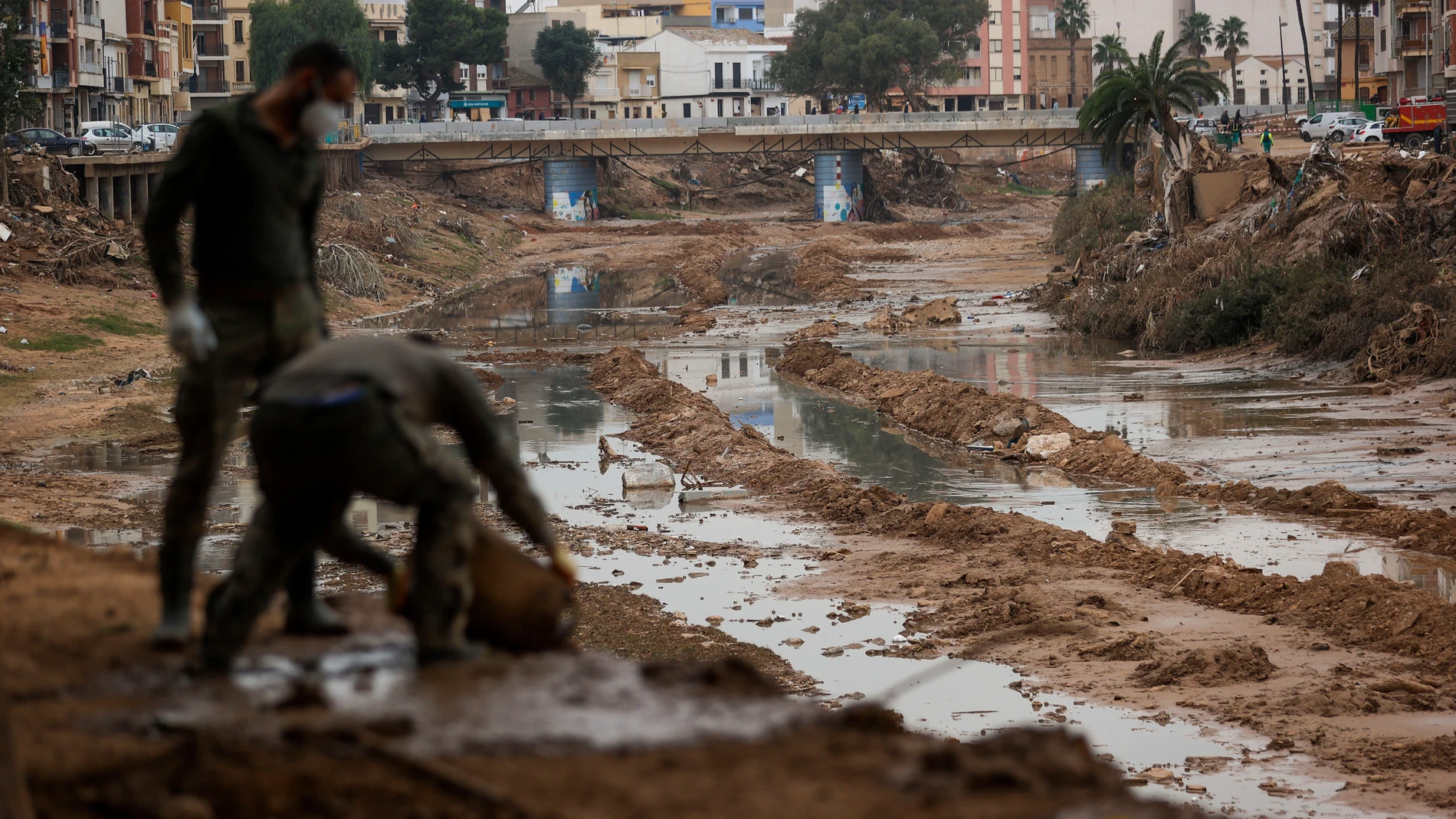PAIPORTA (VALÈNCIA), 25/11/2024.- Militares vacían un cubo lleno de lodo en el barranco del Poyo, en Paiporta, una de las localidades valencianas afectadas por la tragedia de la dana del pasado 29 de octubre. EFE/ Manuel Bruque
