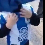 Obligan a un niño de cinco años a quitarse la camiseta del Espanyol para poder entrar en el campo del Girona