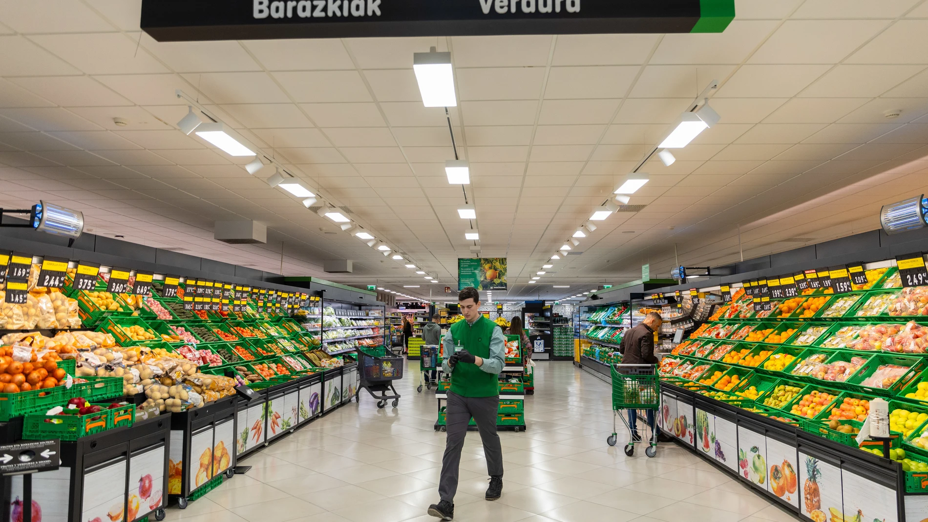(Foto de ARCHIVO) Trabajador de Mercadona en la sección de fruta y verdura REMITIDA / HANDOUT por ÓSCAR GARRIDO SERRA-MERCADONA Fotografía remitida a medios de comunicación exclusivamente para ilustrar la noticia a la que hace referencia la imagen, y citando la procedencia de la imagen en la firma 25/01/2024