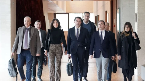 Suárez-Quiñones con su equipo a la llegada a las Cortes regionales