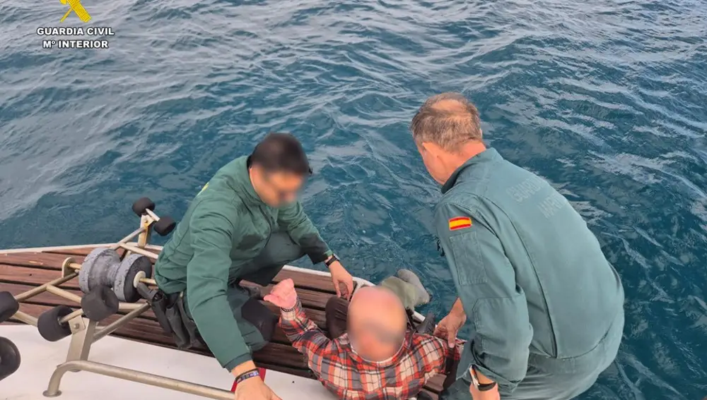 La Guardia Civil izó al náufrago hasta la patrullera