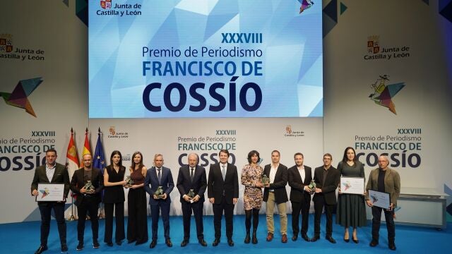Fernández Mañueco con los periodistas galardonados en esta edición de los Cossío