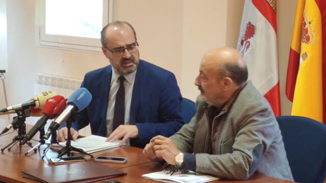 Marco Morala y José Antonio Quiroga durante la firma del acuerdo