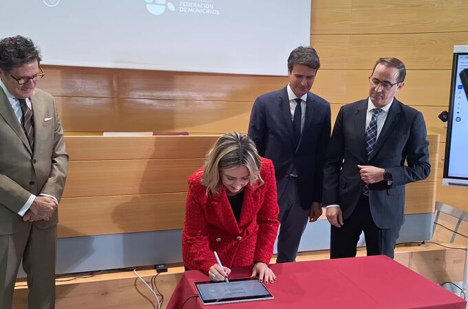 La consejera firma tras la firma adhesión del alcalde de Molina de Segura, en presencia del presidente del TSJMU y el de la FMRM.