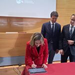 La consejera firma tras la firma adhesión del alcalde de Molina de Segura, en presencia del presidente del TSJMU y el de la FMRM.