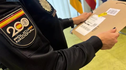 Policía comprueba paquetes
