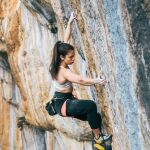 Ainhize Belar escalando una vía de dificultad 9a