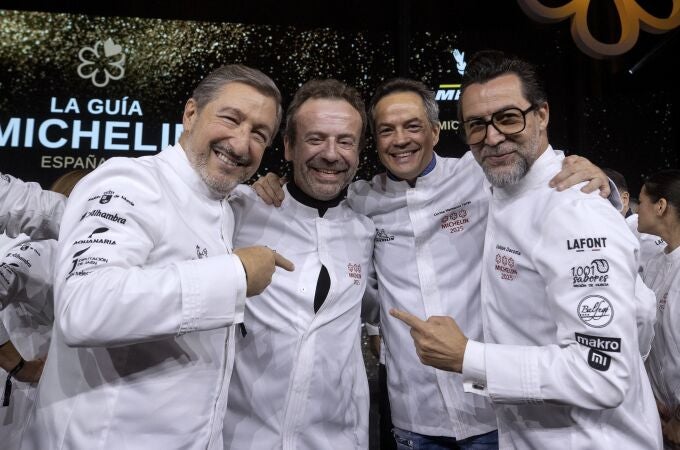 El cocinero Nacho Manzano (2i), del Restaurante Casa Marcial de Arriondas, Asturias, el único restaurante que ha conseguido las tres estrellas de la Guía Michelin acompañado por los chefs Joan Roca (i), Quique Dacosta (d) y Sergio Torres (2d), durante la gala de entrega de las Estrellas Michelin 2025 hoy martes en el Auditorio Víctor Villegas de Murcia. 