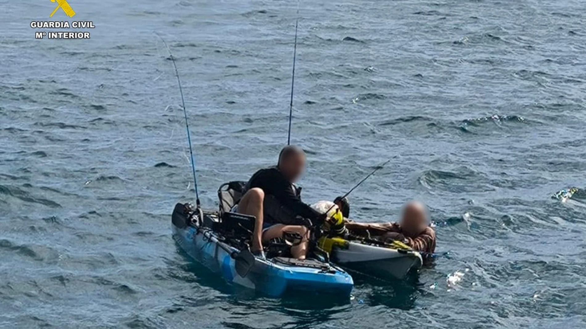 El guardia civil aseguró al hombre a la espera de la llegada de la patrullera