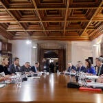 El president de la Generalitat valenciana, Carlos Mazón (3i), preside la primera reunión del nuevo ejecutivo conformado para afrontar la reconstrucción tras la dana, este martes, en Valencia