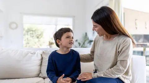 Una madre hablando con su hijo