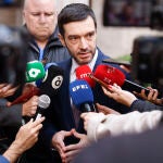 El ministro de Derechos Sociales, Pablo Bustinduy, atiende a la prensa a su llegada a la reunión que mantiene con las entidades sociales