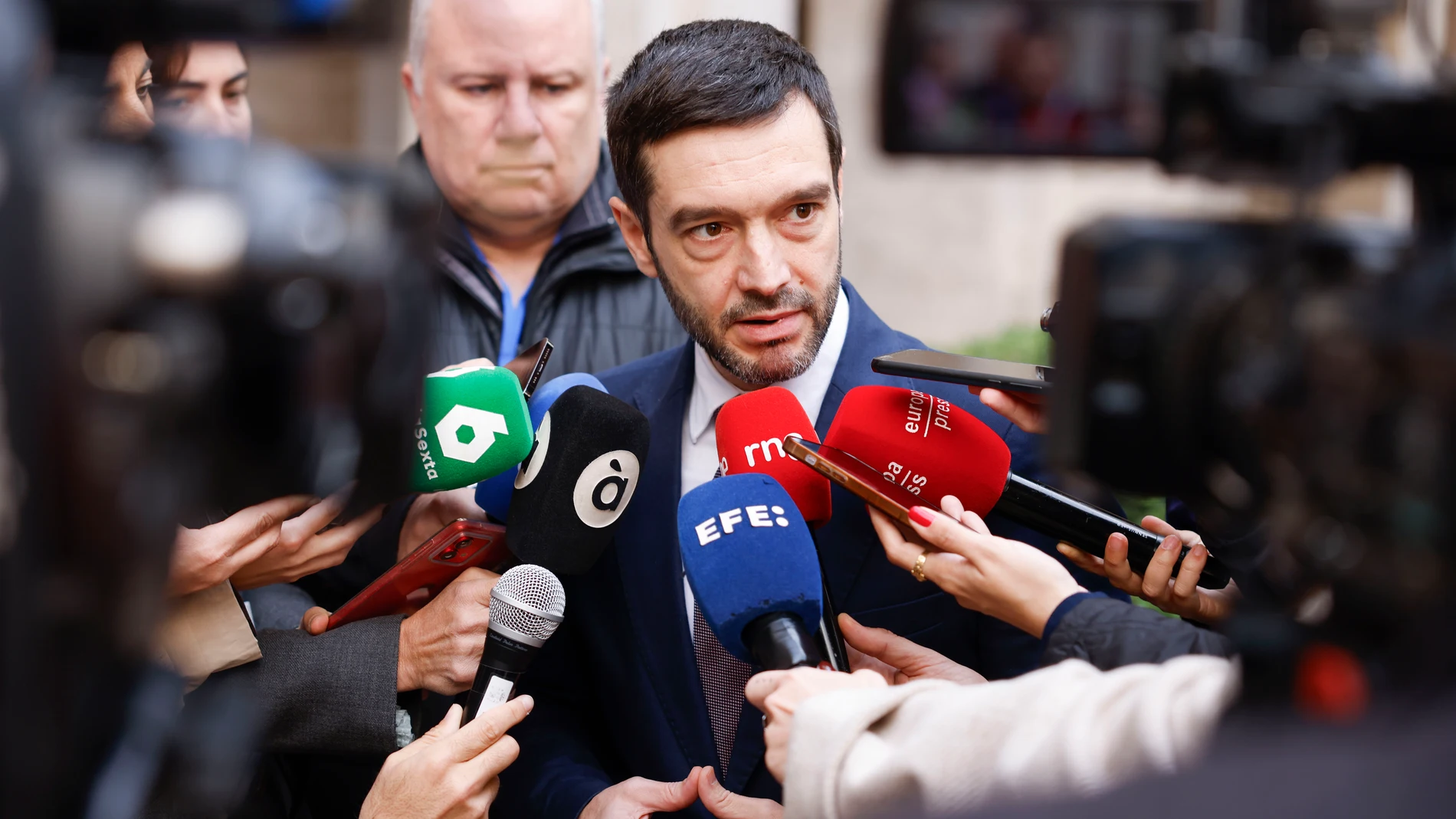 El ministro de Derechos Sociales, Pablo Bustinduy, atiende a la prensa a su llegada a la reunión que mantiene con las entidades sociales
