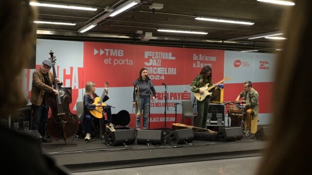 Rita Payés ofrece un actuación en el Metro de Barcelona en el marco del Festival de Jazz