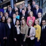 Foto de familia de la nueva Comisión Europea de Ursula von der Leyen en Estrasburgo