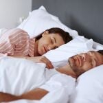 Pareja durmiendo en una cama