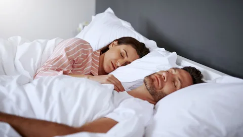 Pareja durmiendo en una cama