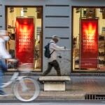 Varias personas transitar por la calle Colón de Valencia, una de las más comerciales de la ciudad