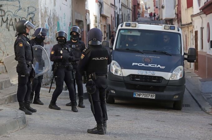 Un grupo de policías nacionales en la barriada de la Bajadilla, en Algeciras