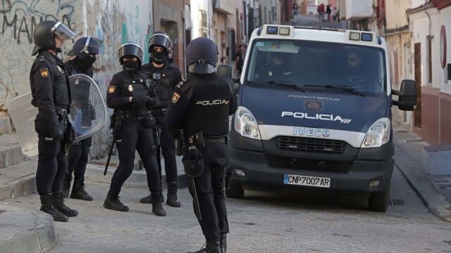 Un grupo de policías nacionales en la barriada de la Bajadilla, en Algeciras