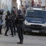 Un grupo de policías nacionales en la barriada de la Bajadilla, en Algeciras