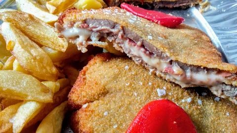 El cachopo es un plato típico asturiano y su sabor y carácter es único en el mundo, siendo una de las comidas típicas de la gastronomía española