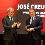 El alcalde de Barcelona, Jaume Collboni, y el presidente del Grupo Planeta, José Creuheras, durante el acto en el que el grupo editorial Planeta ha recibido la Medalla de Oro de la Ciudad