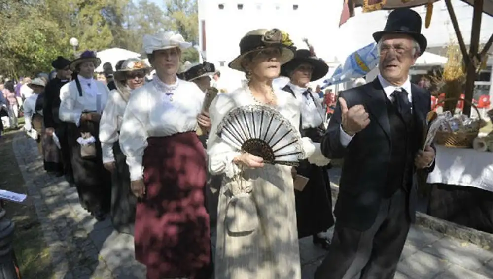 Gente vestida de época paseando por el paseo fluvial de Arteixo