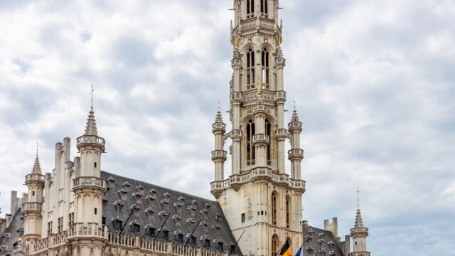 La Grand Place de Bruselas está incluida dentro de la lista del Patrimonio Mundial de la UNESCO, y dentro se encuentra el Ayuntamiento de la capital belga, una obra maestra de la arquitectura gótica