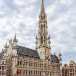 La Grand Place de Bruselas está incluida dentro de la lista del Patrimonio Mundial de la UNESCO, y dentro se encuentra el Ayuntamiento de la capital belga, una obra maestra de la arquitectura gótica