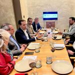 Conrado Íscar durante su encuentro con representantes del Grupo Virtuoso