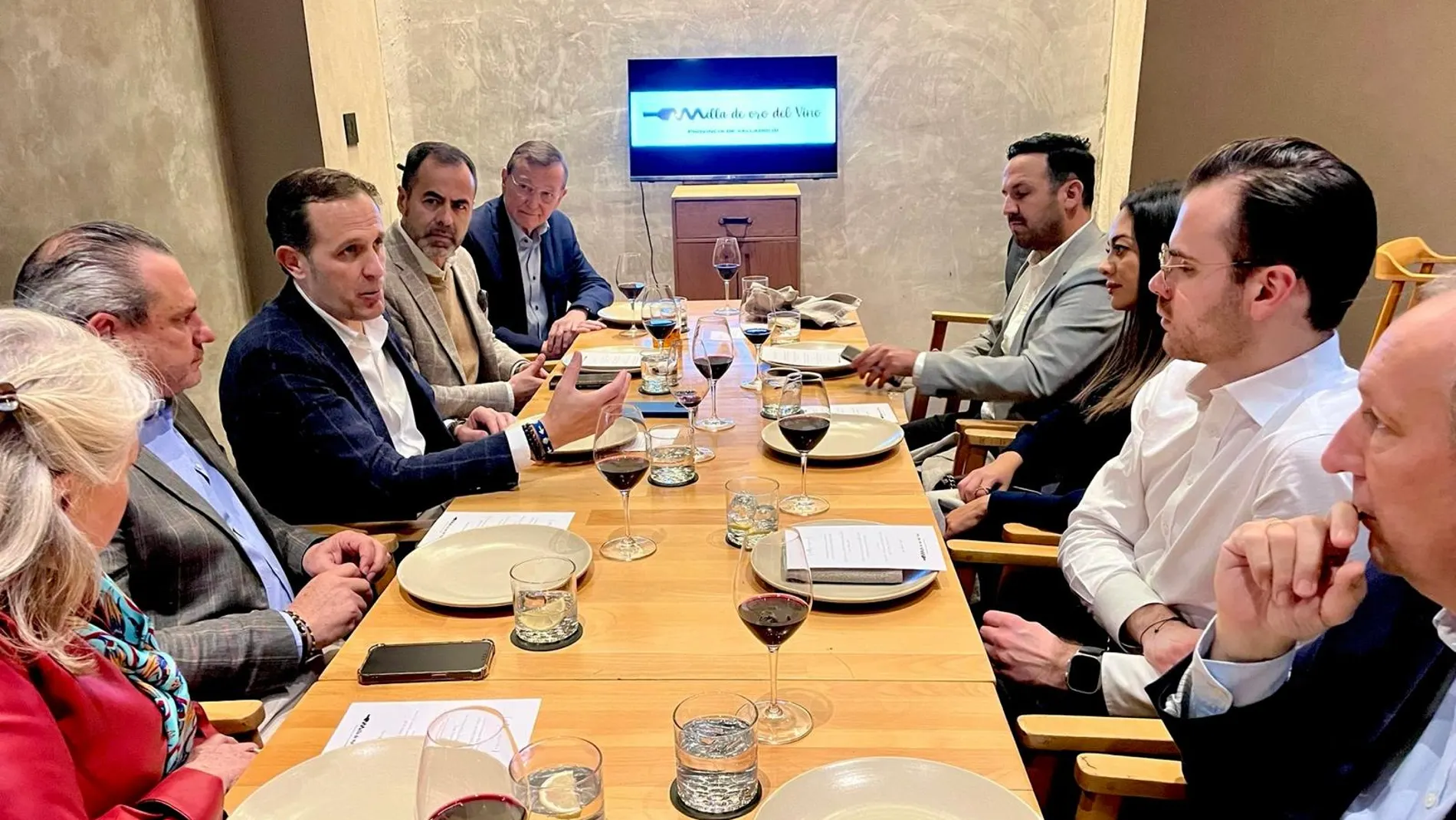 Conrado Íscar durante su encuentro con representantes del Grupo Virtuoso