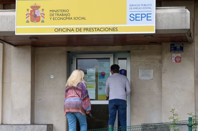 Varias personas entran a una oficina del SEPE, en Madrid.