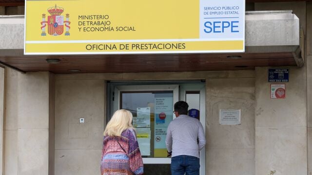 Varias personas entran a una oficina del SEPE, en Madrid.