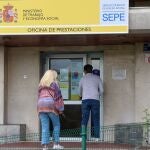 Varias personas entran a una oficina del SEPE, en Madrid.