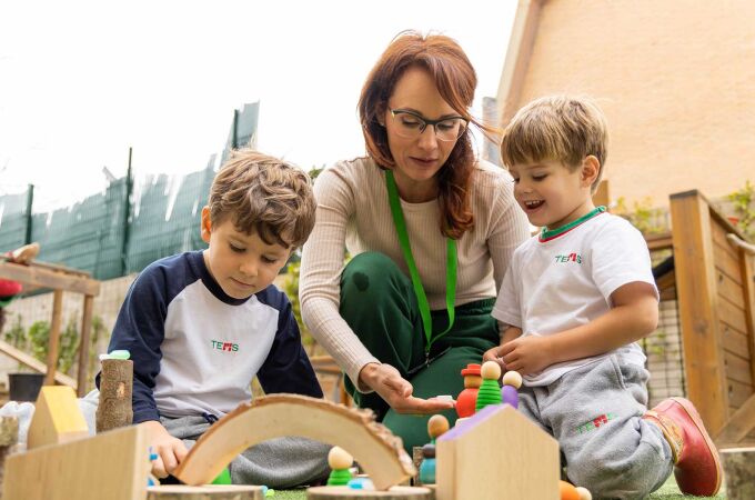 TEMS ofrece un programa educativo completo para alumnos desde los 3 hasta los 18 años, integrando principios Montessori con el currículo británico