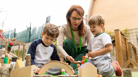 TEMS ofrece un programa educativo completo para alumnos desde los 3 hasta los 18 años, integrando principios Montessori con el currículo británico