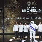 Los chef de restaurantes con dos Estrellas Michelín posan durante la gala de la Guía Michelin 2025