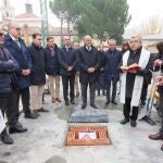 El arzobispo de Valladolid y presidente de la Fundación Emilio Álvarez Gallego, Luis Arguello, junto al alcalde Jesús Julio Carnero, participa en el acto de colocación de la primera piedra del nuevo edificio del Colegio de Educación Especial Obra Social del Santuario