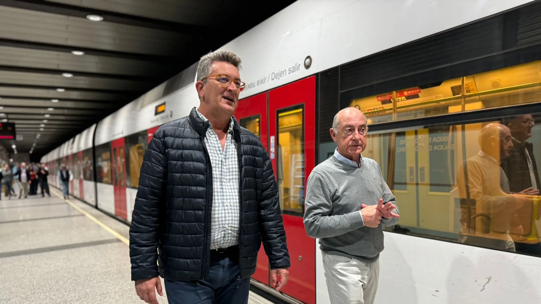 El conseller y Alfonso Novo hoy durante la visita a las primeras pruebas de Metrovalencia tras la DANA