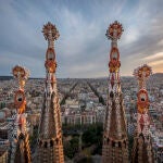 Vista aérea de Barcelona desde los picos más altos de la Sagrada Familia