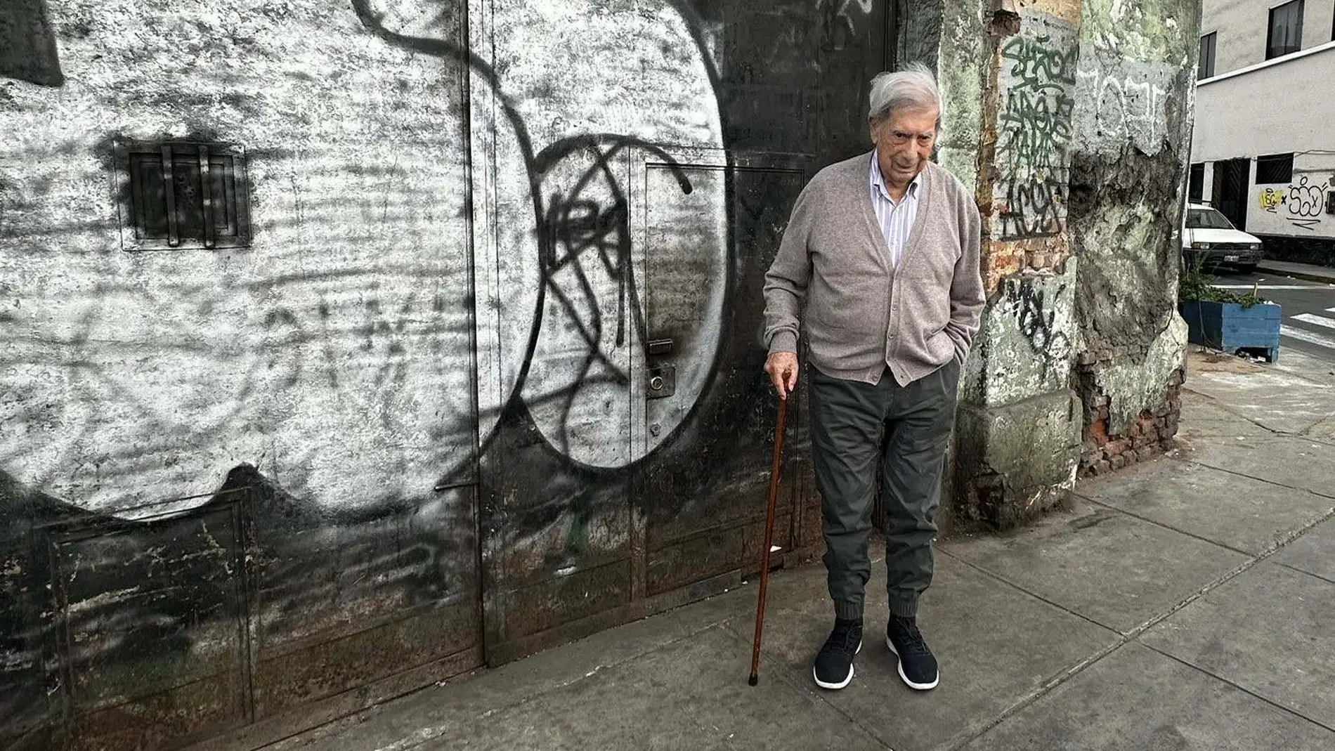 AME1731. LIMA (PERÚ), 28/11/2024.- Fotografía sin fecha publicada por Álvaro Vargas Llosa en su cuenta en X, (@AlvaroVargasLl), del escritor peruano Mario Vargas Llosa. Mario Vargas Llosa volvió a visitar el local limeño en el que estaba instalado el bar 'La Catedral', que inspiró su célebre novela 'Conversación en La Catedral', publicado en 1969 y considerada una de las grandes novelas de la historia. EFE/ Alvarovargasll / SOLO USO EDITORIAL/SOLO DISPONIBLE PARA ILUSTRAR LA NOTICIA QUE ACOMP...