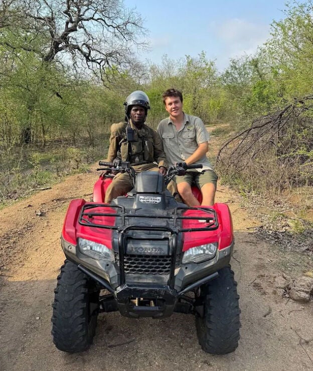 El príncipe Christian de Dinamarca en su voluntariado en África