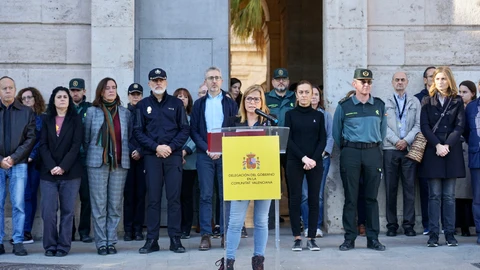 Pilar Bernabé preside un minuto de silencio por el asesinato machista ocurrido en Orihuela
