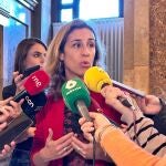 La diputada de la CUP Laia Estrada en declaraciones a periodistas en el Parlament