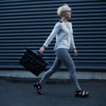 Mujer caminando con un bolso