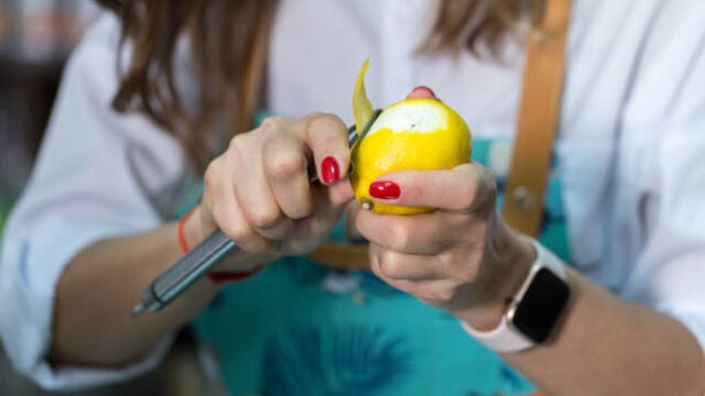 El sencillo truco para aromatizar la casa con cáscaras de limón