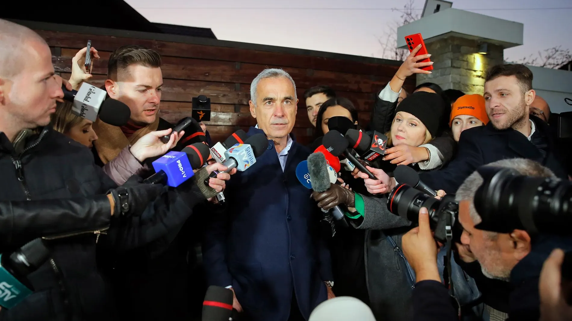 AMP.- Rumanía.- El Constitucional ordena recontar los votos de las presidenciales en las que ganó el prorruso Georgescu